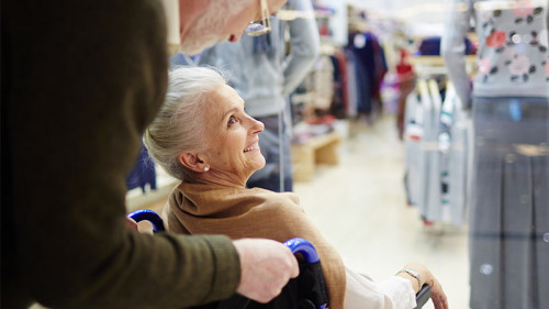 Senioren-Paar-Rollstuhl-136319720-FO-pressmaster