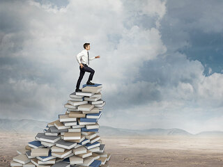 Anzugtraeger-Buchstapel-187627262-FO-tiero