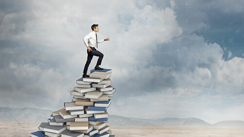 Anzugtraeger-Buchstapel-187627262-FO-tiero