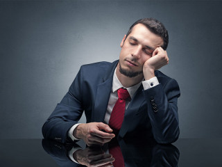 Schlafender-Anzugtraeger-226163823-FO-ra2-studio