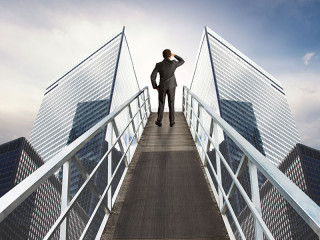 Anzugtraeger-blickt-in-Ferne-64131139-FO-alphaspirit