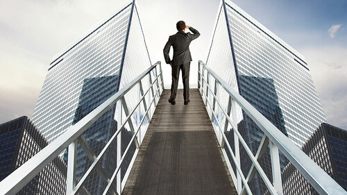 Anzugtraeger-blickt-in-Ferne-64131139-FO-alphaspirit