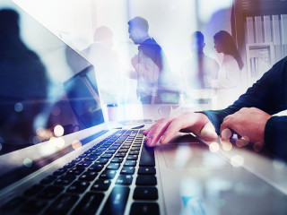 Anzugtraeger-Laptop-226321319-FO-alphaspirit