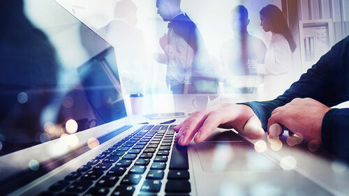 Anzugtraeger-Laptop-226321319-FO-alphaspirit