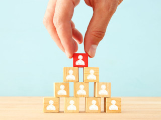 Hand-Holzkloetze-Koepfe-214954803-FO-tomertu