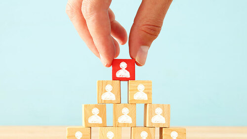 Hand-Holzkloetze-Koepfe-214954803-FO-tomertu