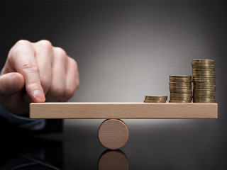 Hand-Wippe-Muenzen-188810640-FO-Andrey-Popov