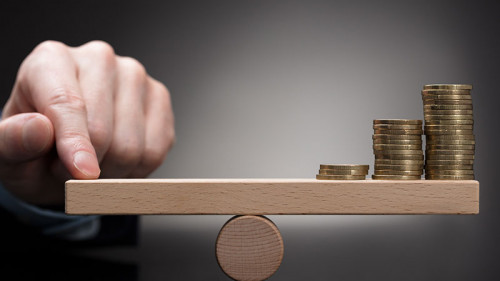 Hand-Wippe-Muenzen-188810640-FO-Andrey-Popov