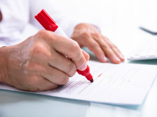 Mann-Dokument-Rotstift-220176470-FO-Andrey-Popov