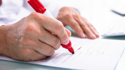 Mann-Dokument-Rotstift-220176470-FO-Andrey-Popov