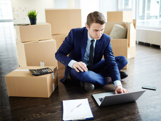 Anzugtraeger-Umzug-Laptop-194720275-FO-pressmaster