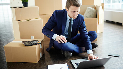 Anzugtraeger-Umzug-Laptop-194720275-FO-pressmaster