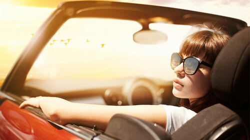 Frau-in-Cabrio-165623795-FO-alphaspirit