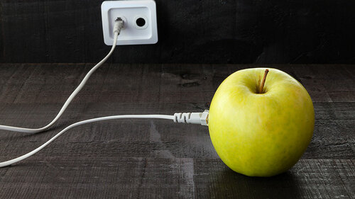 Apfel-an-Steckdose-99565315-FO-andongob