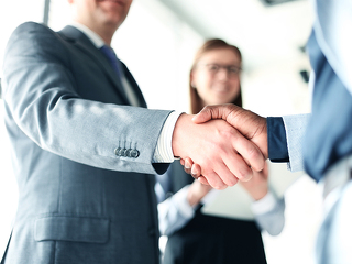 Anzugtraeger-Handshake-111378324-FO-ty