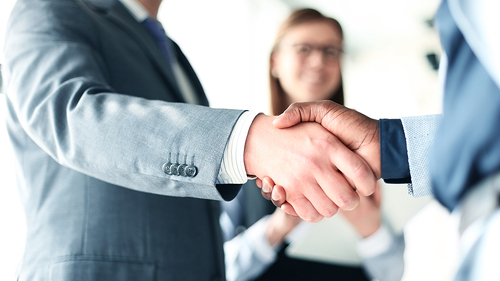 Anzugtraeger-Handshake-111378324-FO-ty