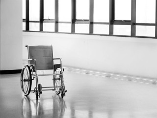 Rollstuhl-83518159-FO-tatomm