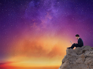 Anzugtraeger-suerft-vor-Kitsch-Himmel-167168893-FO-alphaspirit