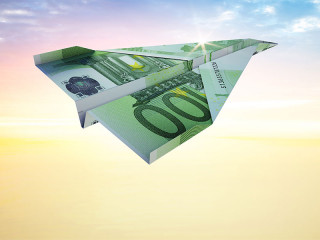 Papierflugzeug-aus-Hunderter-143214257-FO-peterschreiber-media