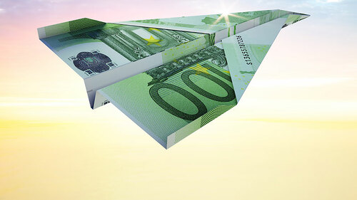 Papierflugzeug-aus-Hunderter-143214257-FO-peterschreiber-media