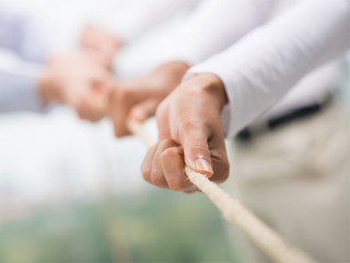 Personen-ziehen-an-einem-Strang-61569769-FO-DragonImages