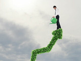 Anzugtraeger-gießt-Pfeil-152181689-FO-alphaspirit