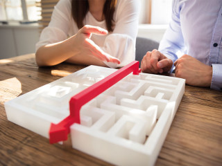 Frau-Mann-Labyrinth-210271902-FO-Andrey-Popov