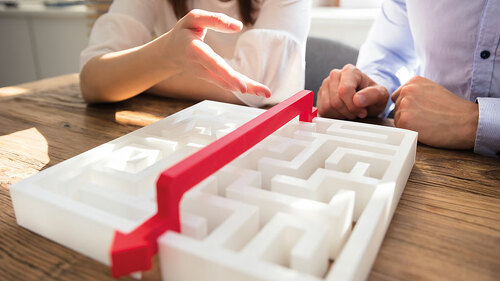 Frau-Mann-Labyrinth-210271902-FO-Andrey-Popov