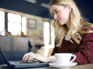 Frau-Kaffee-Laptop-128392315-FO-olly