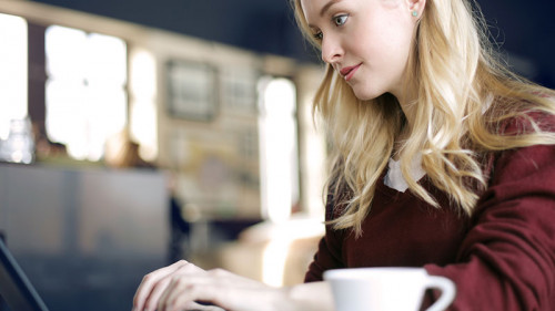 Frau-Kaffee-Laptop-128392315-FO-olly