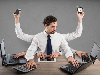 Anzugtraeger-Multitasking-125863588-FO-alphaspirit