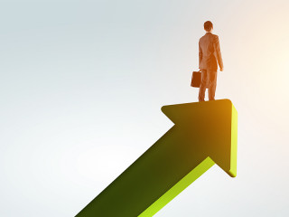 Anzugtraeger-auf-Pfeil-222731177-FO-Sergey-Nivens