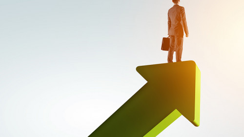 Anzugtraeger-auf-Pfeil-222731177-FO-Sergey-Nivens