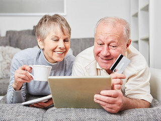 Senioren-Paar-Tablet-163938485-FO-Robert-Kneschke