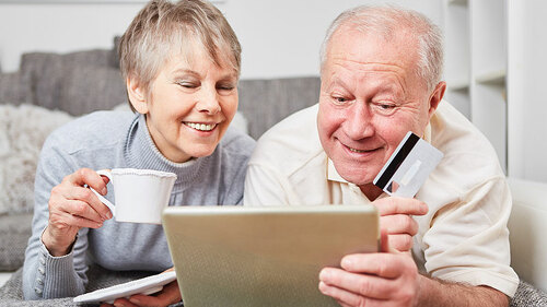 Senioren-Paar-Tablet-163938485-FO-Robert-Kneschke