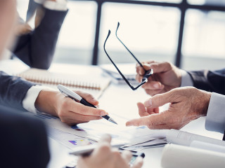 Anzugtraeger-diskutieren-169867217-FO-sebra