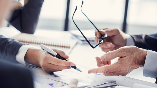 Anzugtraeger-diskutieren-169867217-FO-sebra