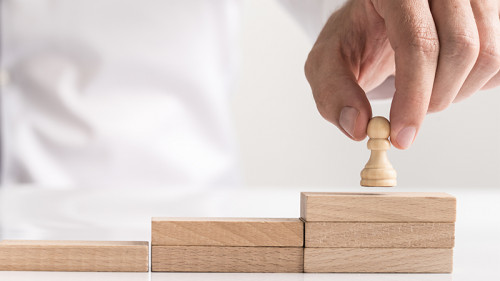 Anzugtraeger-Hand-Spielfigur-212485298-FO-Gajus