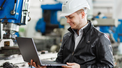 Mann-Schutzhelm-Laptop-Fabrik-191209809-FO-ProstoSvet