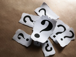 Fragezeichen-auf-Papierschnipseln-50108755-FO-bahrialtay