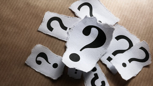 Fragezeichen-auf-Papierschnipseln-50108755-FO-bahrialtay