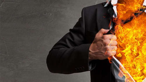 Anzugtraeger-Feuer-aus-Brust-151189640-FO-Sergey-Nivens