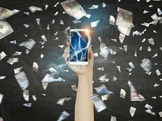 Hand-Smartphone-Geldscheine-144144140-FO-Sergey-Nivens