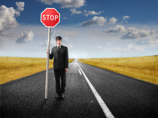 Anzugtraeger-Stoppschild-26309983-FO-olly