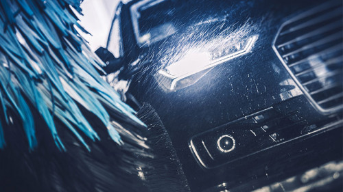 Auto-in-Waschstraße-203093731-FO-Tomasz-Zajda