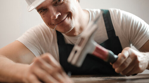 Bauarbeiter-Hammer-224775334-FO-olly