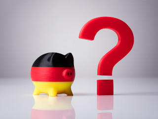 Sparschwein-schwarz-rot-gold-Fragezeichen-209442652-FO-Andrey-Popov