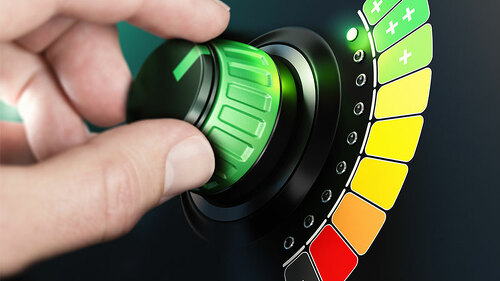 Hand-dreht-an-Knopf-192613016-FO-Olivier-Le-Moal