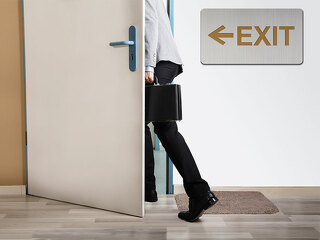 Anzugtraeger-Exit-Office-168290002-FO-Andrey-Popov