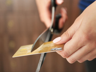 Frau-zerschneidet-Kreditkarte-2018-123310411-FO-Africa-Studio